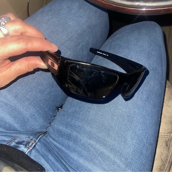 ➖OAKLEY➖ Mens Fuel Cell Black Sunglasses - Picture 3 of 3